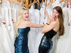 Zwei junge Damen beim Brautkleidkauf