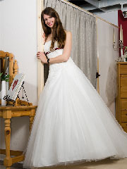Braut im weißen Hochzeitskleid bei der Anprobe