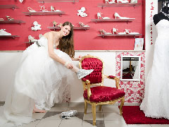Braut beim Schuhkauf